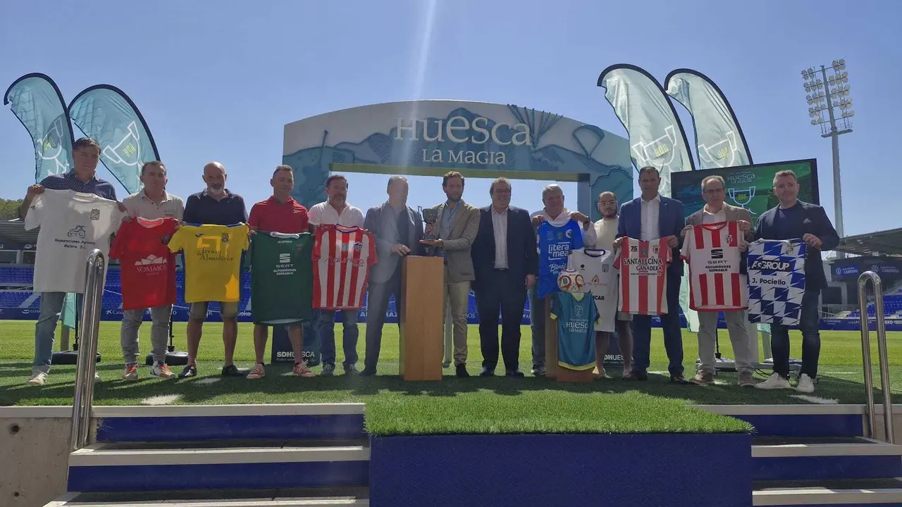 Foto de familia de la presentaci&oacute;n de la primera Copa de la Diputaci&oacute;n de Huesca. 