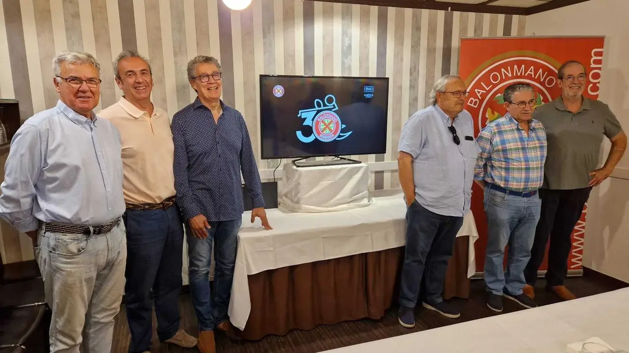 Directivos del BM Huesca en la presentaci&oacute;n, esta tarde, de la nueva imagen del club para celebrar sus 30 a&ntilde;os de historia. Foto: Cedida