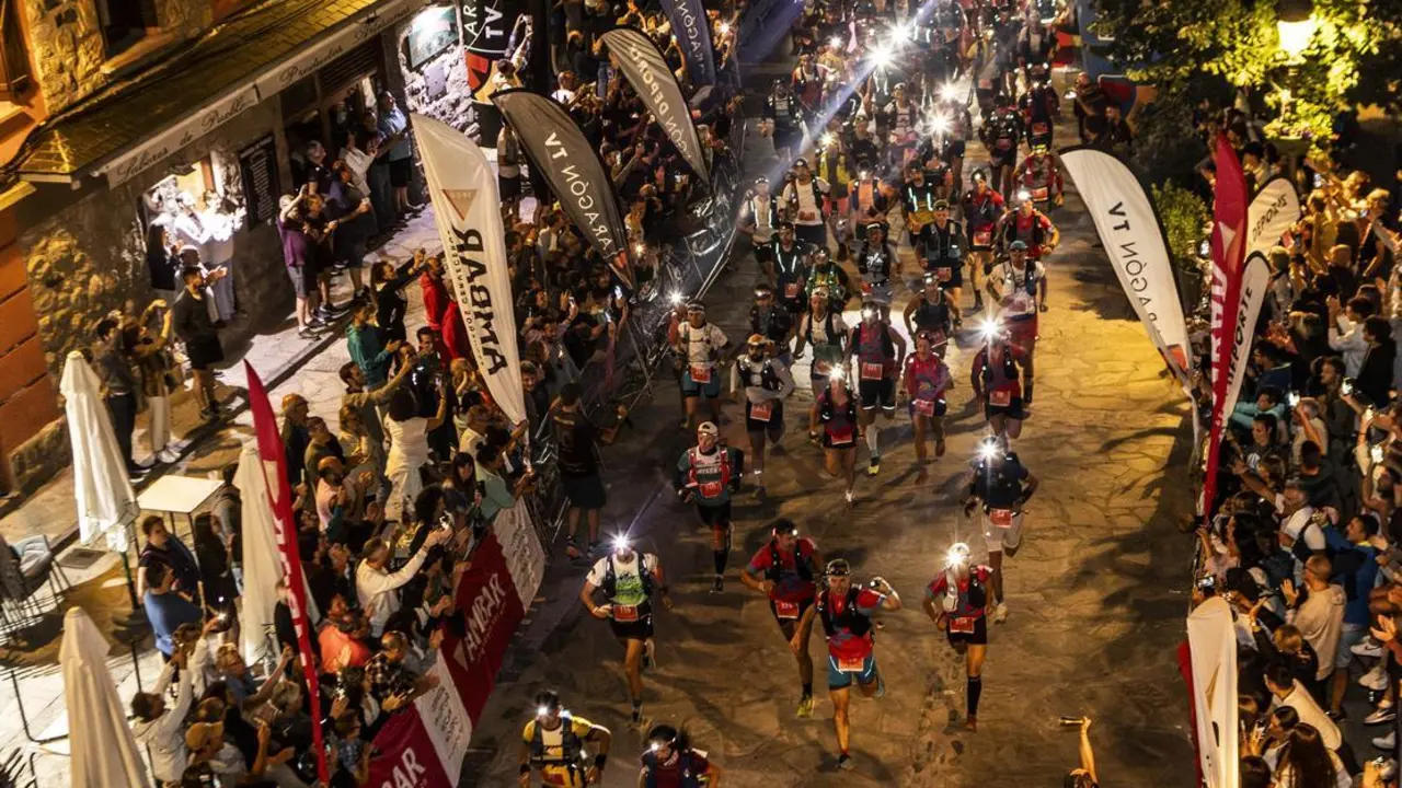 Espectacular imagen de la salida de la prueba m&aacute;s exigente del Gran Trail Aneto-Poets. Foto: Javier Barahona