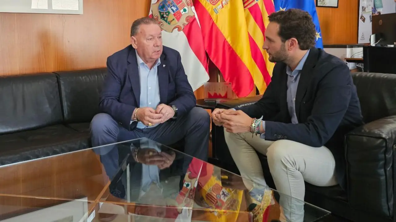 Agust&iacute;n Lasaosa e Isaac Claver en la reuni&oacute;n que han tenido hoy para analizar que Huesca sea una de las subsedes del Mundial de F&uacute;tbol 2030. Foto: Cedida