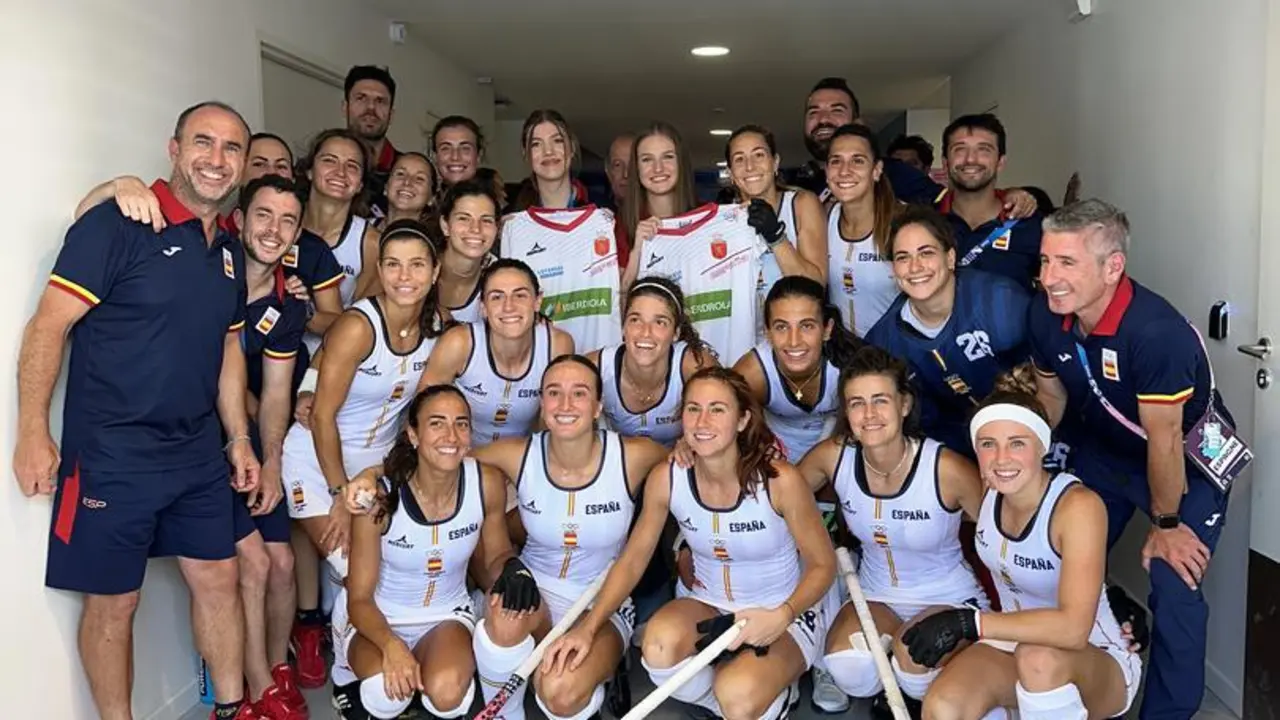 La selecci&oacute;n espa&ntilde;ola posando junto a la Princesa Leonor y la Infanta Sof&iacute;a tras la victoria frente a Gran Breta&ntilde;a. Fotograf&iacute;a: Casa de S.M. el Rey.