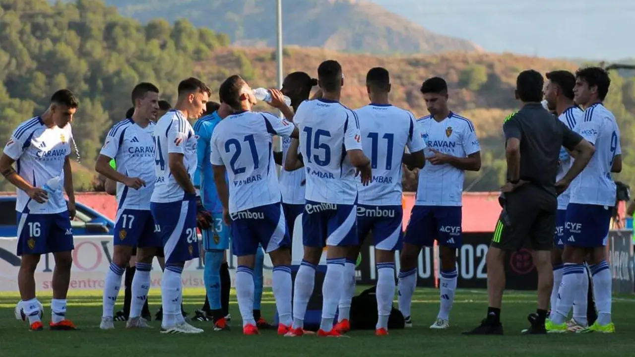 El Real Zaragoza, durante la pausa de Hidrataci&oacute;n ante el Calahorra. Fotograf&iacute;a: SportArag&oacute;n / Almudena Sope&ntilde;a (@petitealmu).