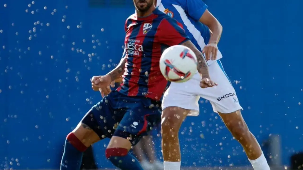 Sielva busca proteger el bal&oacute;n ante un jugador del Espanyol. Foto: SD Huesca