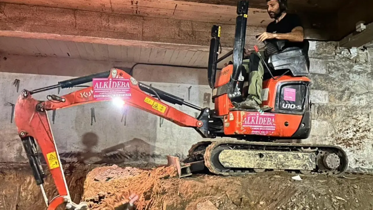 Alex Txikon, en una excavadora, para un prroyecto m&aacute;s que interesante. Foto: A. T.