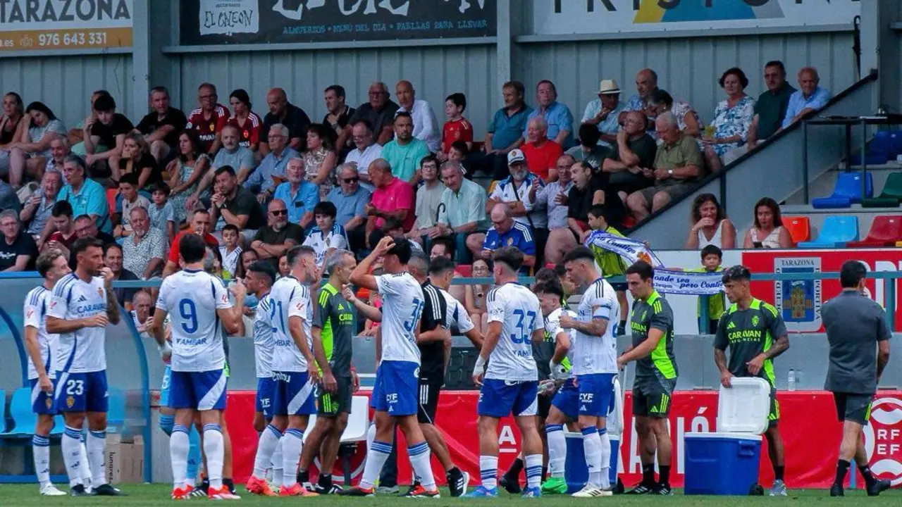 La plantilla del Real Zaragoza, en el cooling break ante el Tarazona (Foto: Almudena Sope&ntilde;a).