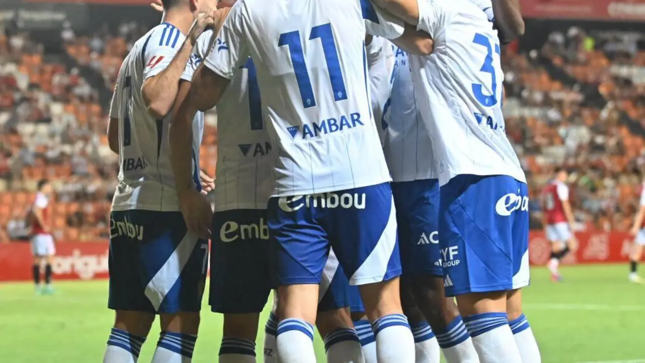 La plantilla del Real Zaragoza celebrando la victoria ante el N&aacute;stic | Foto: Real Zaragoza/ Tino Gil