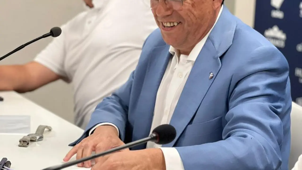 El presidente de la Fundaci&oacute;n Alcoraz, Manuel Oll&eacute;, instantes antes de iniciar su comparecencia. 