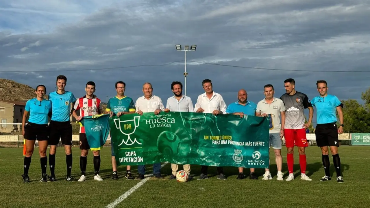 El presidente de la DPH, Isaac Claver, en la imagen con los jueces del encuentro, capitanes y responsables de ambos clubes. Foto: Cedida