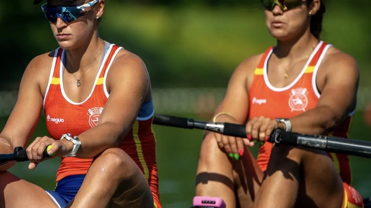 Esther Briz, la primera en la barca, junto a su compa&ntilde;era Aina Cid en estos Juegos Ol&iacute;mpicos de Par&iacute;s 2024. Fotograf&iacute;a: Consejo Superior de Deportes.