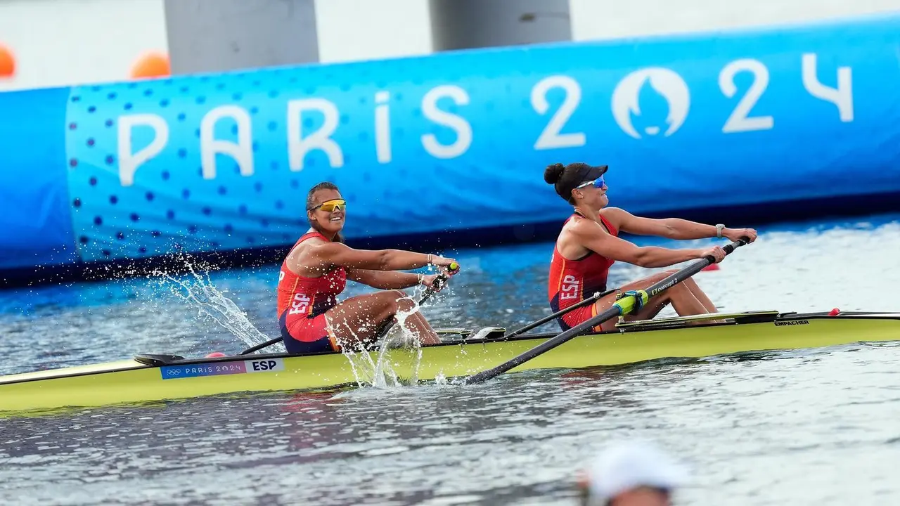 Esther Briz, delante de la barca, junto a su compa&ntilde;era Aina Cid en plena regata ol&iacute;mpica. Fotograf&iacute;a: Federaci&oacute;n Espa&ntilde;ola de Remo.