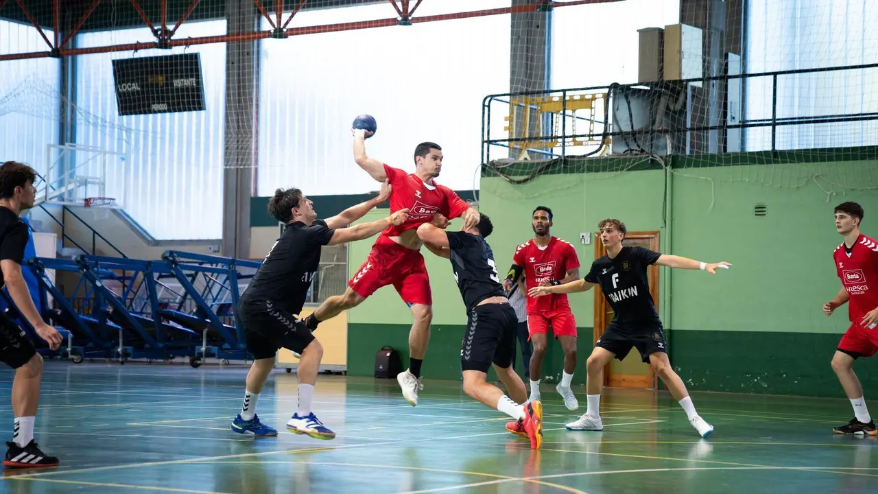&Oacute;scar Garc&iacute;a lanza a la porter&iacute;a de Granollers en el amistoso disputado en Jaca y que abre el calendario del Bada Huesca 2024/25. Foto:  Alberto Risue&ntilde;o