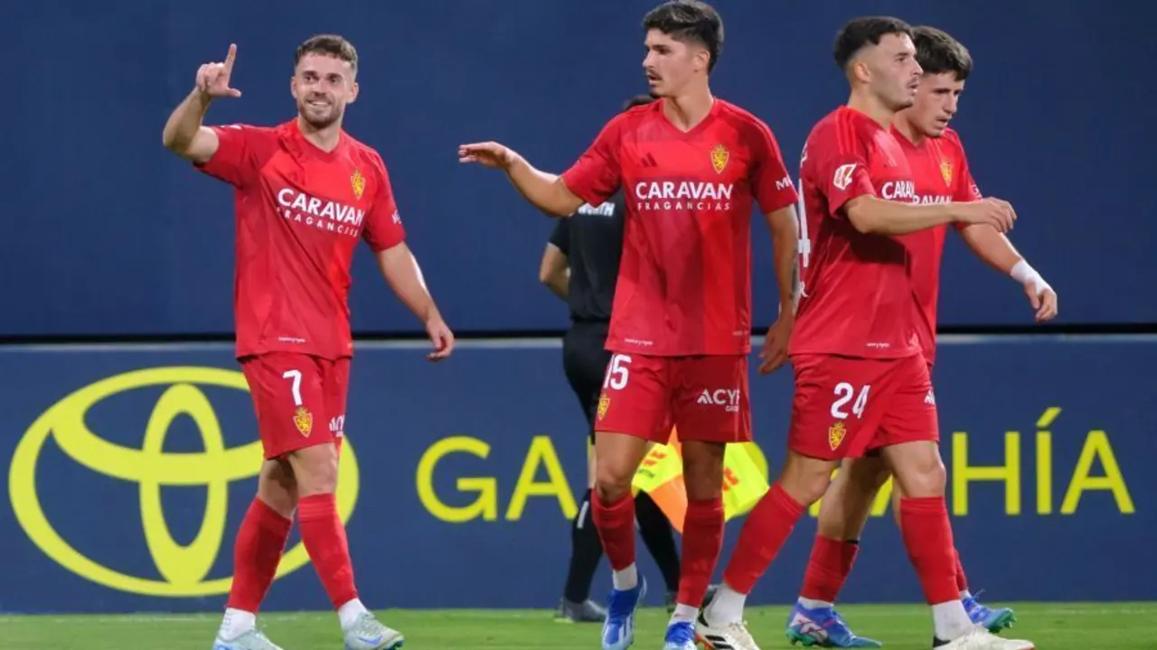 Sober&oacute;n celebra uno de sus dos goles en C&aacute;diz (Foto: LaLiga).