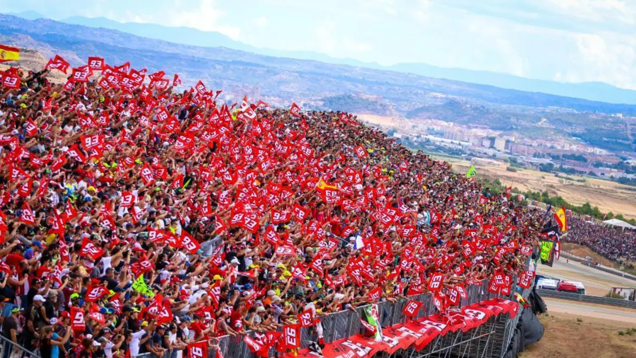 Fans de Marc M&aacute;rquez en las gradas de MotorLand. Foto: MotorLand