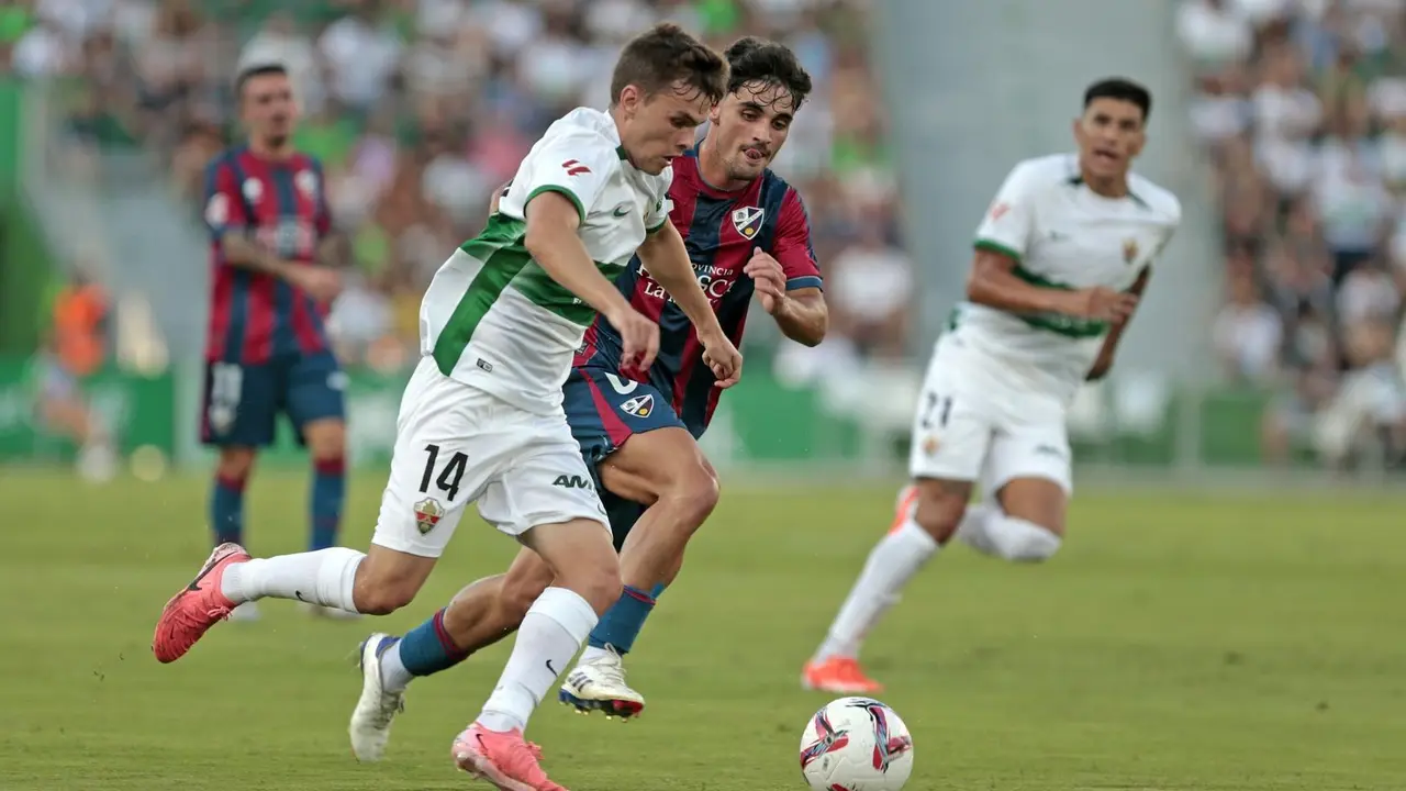Javi Mier intenta robar un bal&oacute;n en el centro del campo del Mart&iacute;nez Valero. Foto: LaLiga