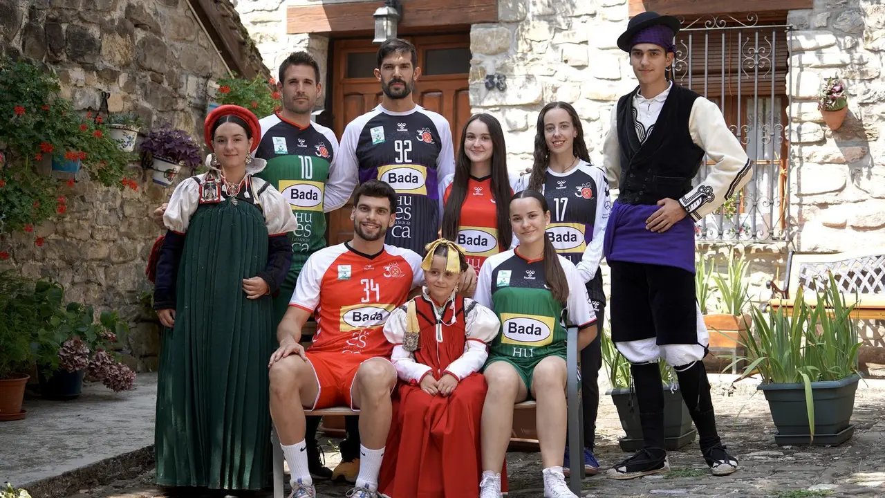 Jugadores y jugadoras del BM Huesa posan con vecinos de Ans&oacute; vestidos con sus tradicionales trajes a los que el equipo rinde homenaje esta temporada. Foto: Aar&oacute;n Navarro