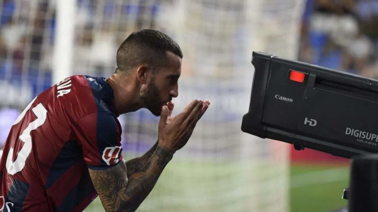 Sielva celebra su gol con el que el Huesca abri&oacute; el marcador contra el D&eacute;por ante la c&aacute;mara. Foto: LaLiga