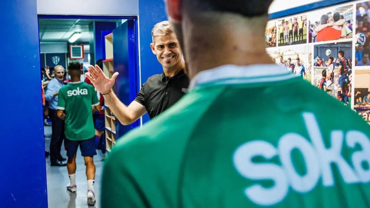Antonio Hidalgo felicita a sus jugadores tras una victoria en la temporada 24/25. Foto: SD Huesca