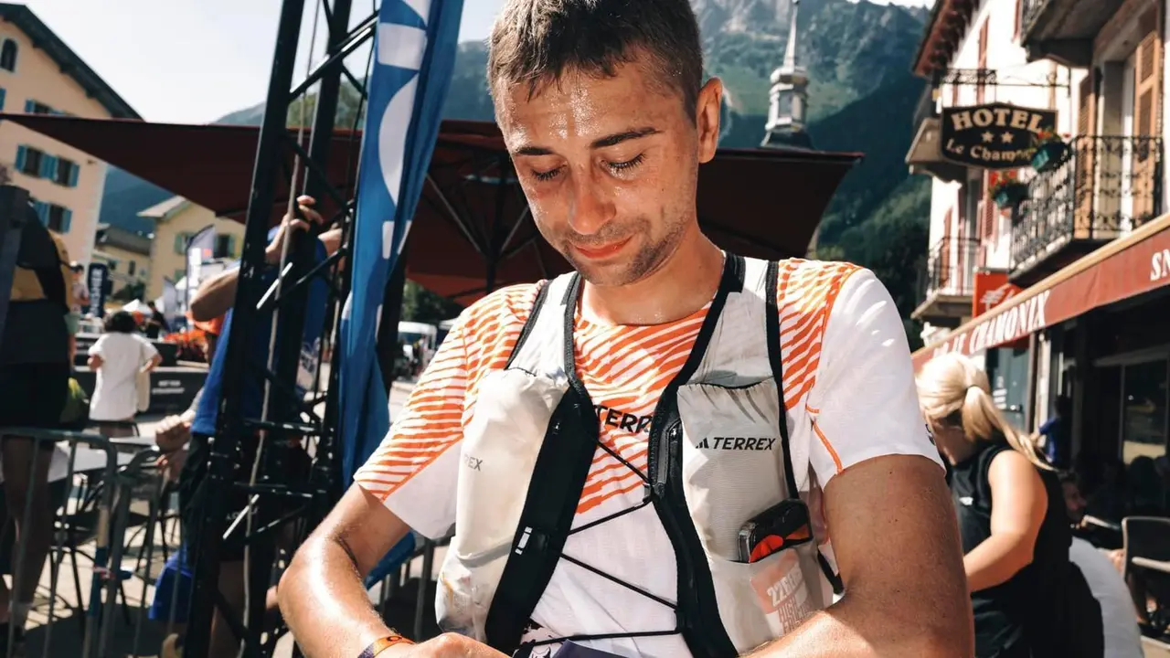 Dani Osanz, en la imagen, tras cruzar la l&iacute;nea de meta de la OCC de UTMB. Foto: Facebook de Dani Osanz