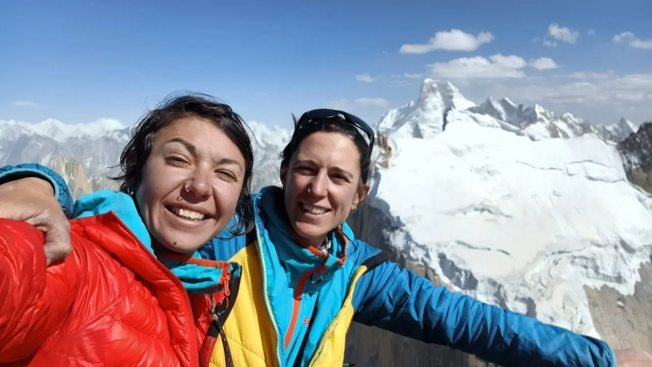 Nieves Gil y Luc&iacute;a Guichot sonr&iacute;en en su aventura a la Eternal Flame de las Torres sin Nombre. Foto: Cedida