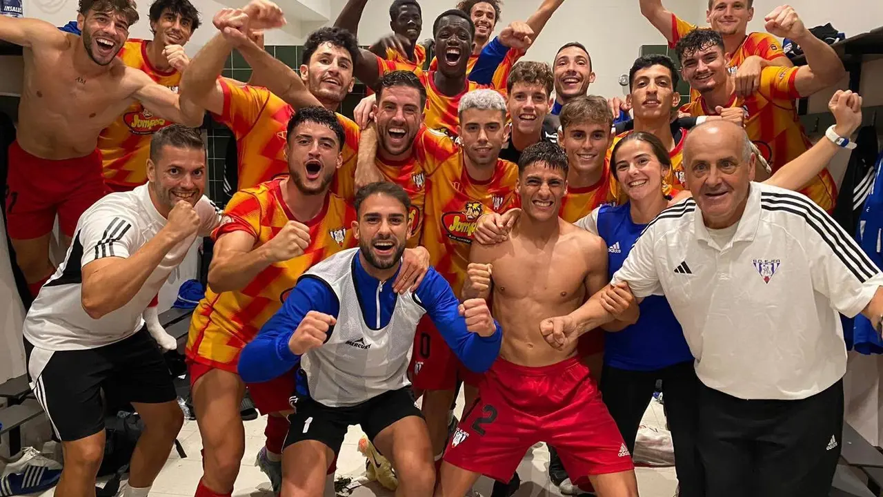 La SD Ejea celebrando en el vestuario el triunfo ante la Real Sociedad 'C'. Fotograf&iacute;a: SD Ejea.