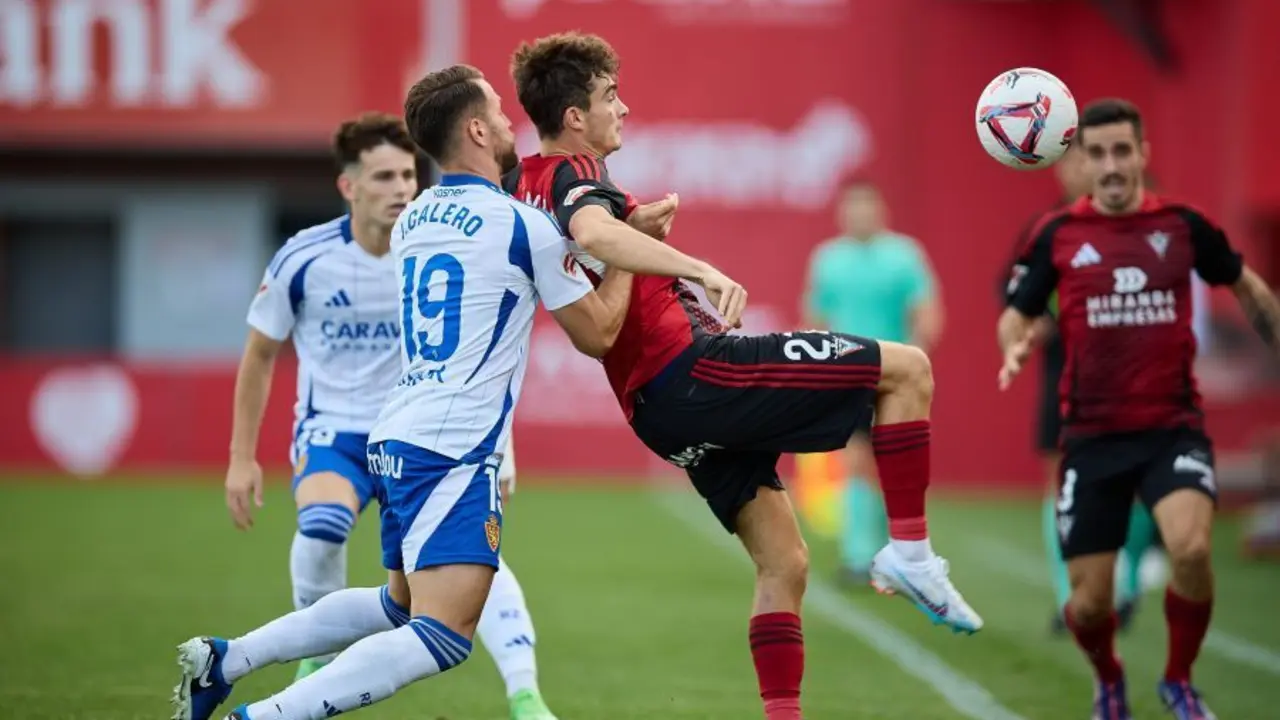 Iv&aacute;n Calero contra Joel Roca ante el Mirand&eacute;s | Foto: LaLiga