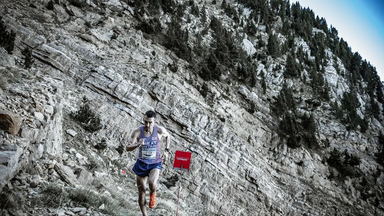 Un corredor por uno de los tramos del Mundial M&aacute;ster celebrado en Canfranc. Foto: Rub&eacute;n Fueyo
