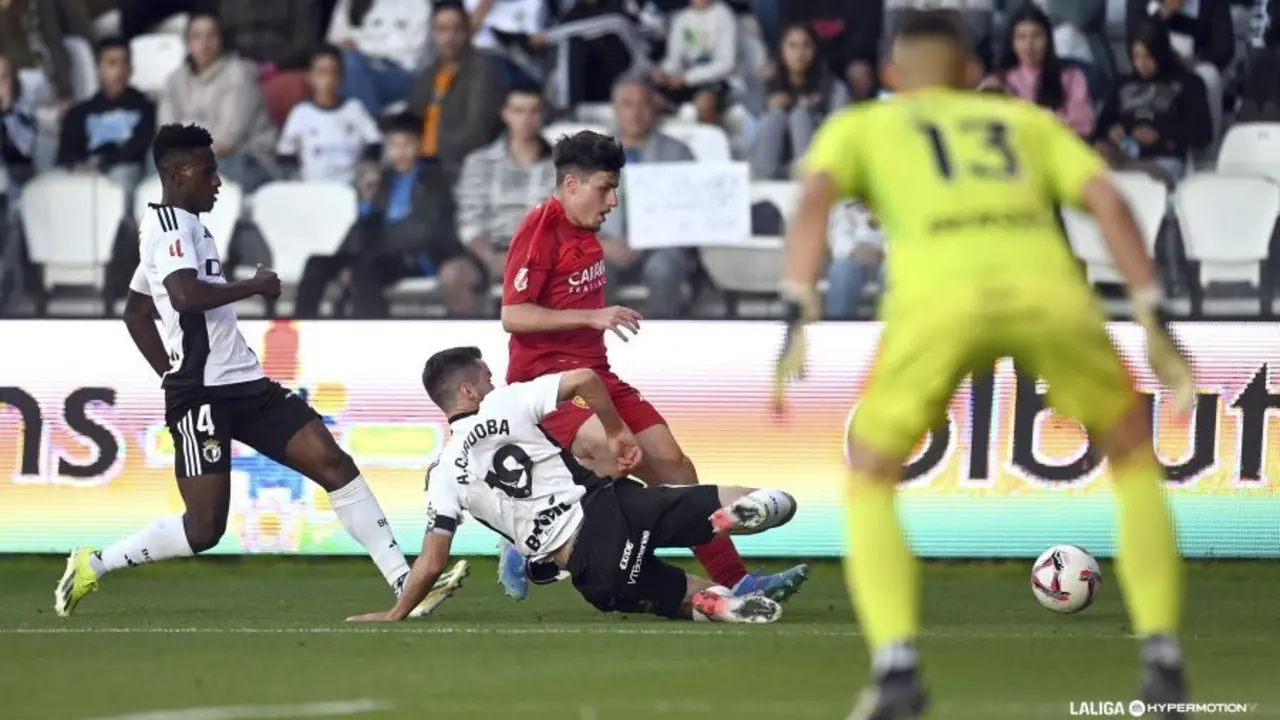 Liso disputando el bal&oacute;n en el &aacute;rea rival | Foto LaLiga