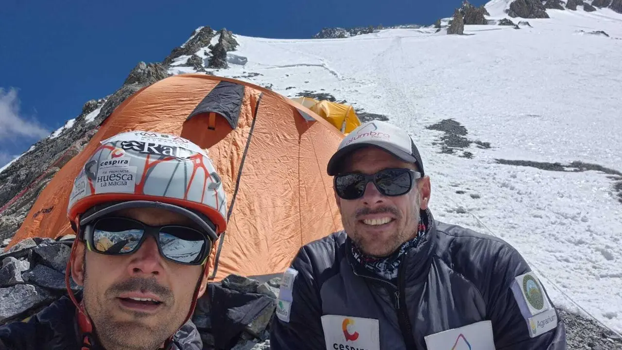 Crist&oacute;bal Cuello y Andr&eacute;s Vilalta, protagonistas del podcast Planeta Monta&ntilde;a by Huesca La Magia, en su aventura al Broad Peak. Foto: C. C.