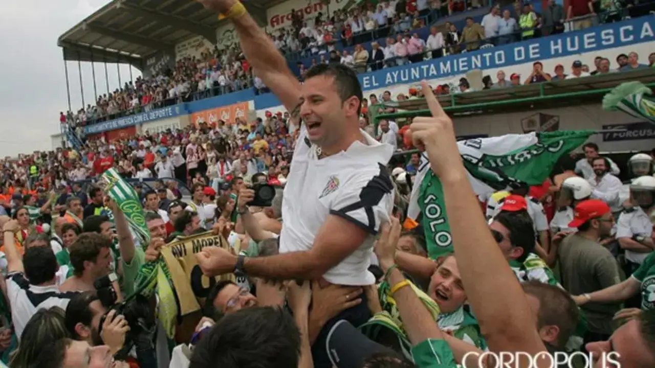 Javi Moreno, jugador del C&oacute;rdoba celebra el ascenso en el 2007. Foto de Cord&oacute;polis.