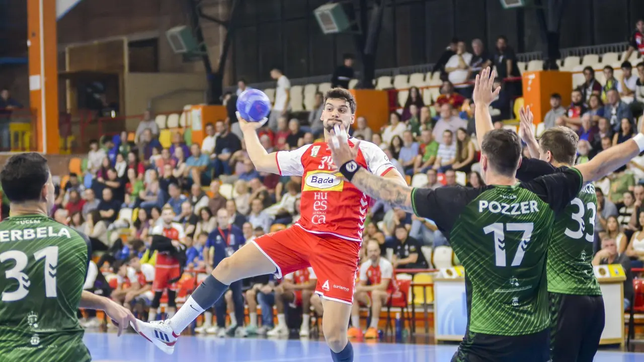 El partidazo de Miguel Malo, en la imagen, en Cuenca, no fue suficiente para evitar la derrota del Bada Huesca. Foto: Lillo