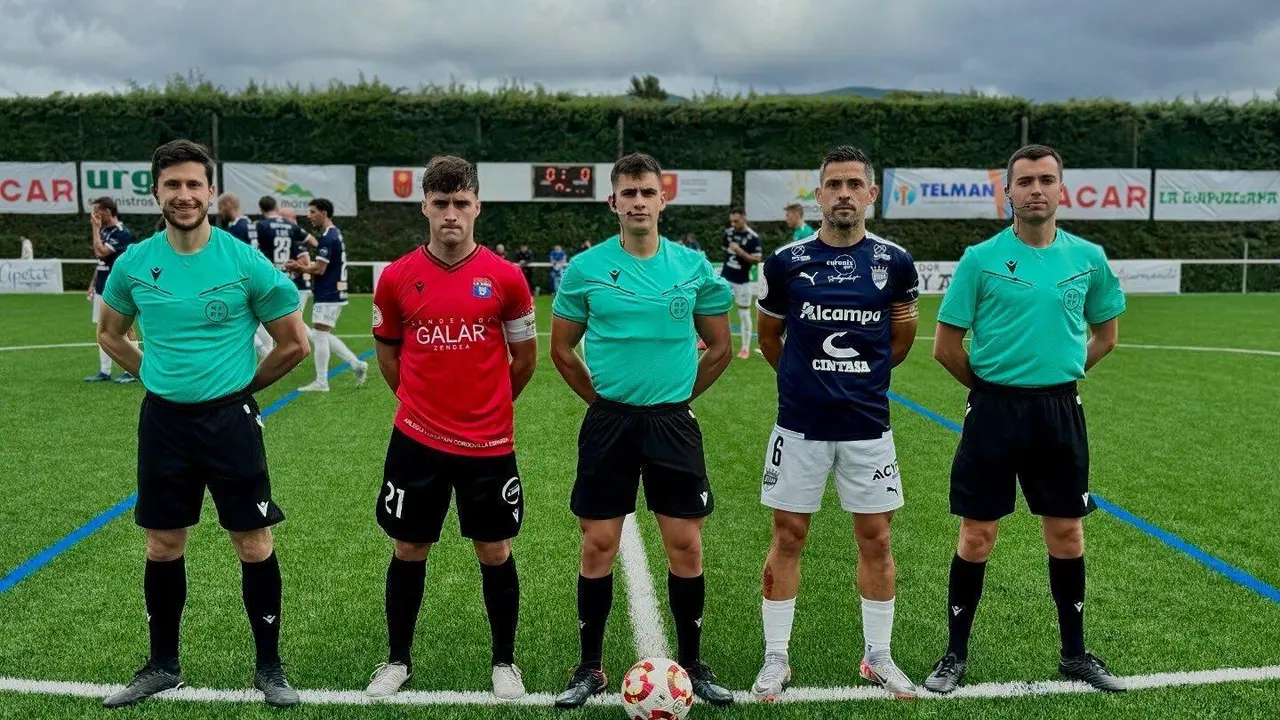 Los capitanes del Utebo y Subiza, instantes antes de comenzar el duelo. Fotograf&iacute;a: Utebo FC.