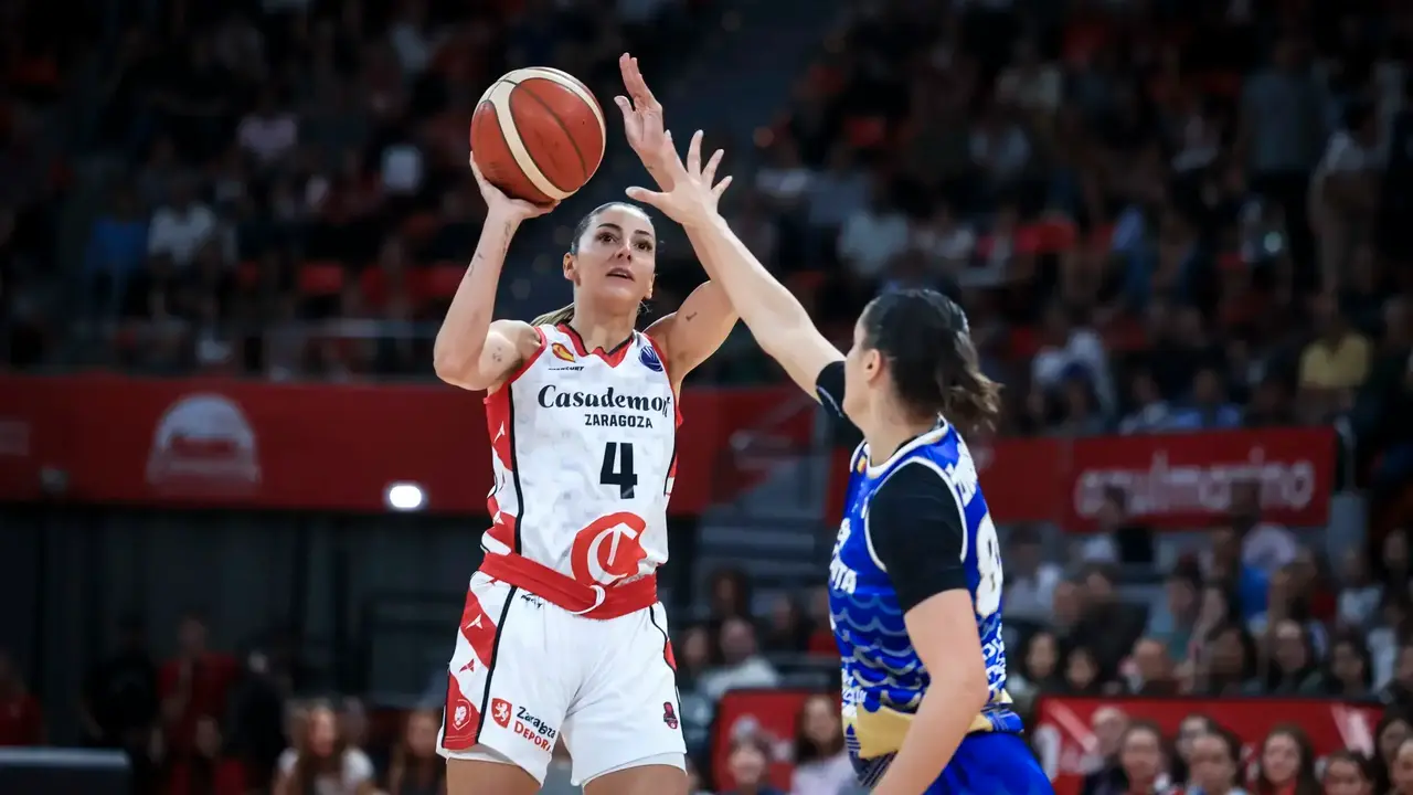 Mariona Ortiz, lanzando a canasta. Fotograf&iacute;a: FIBA.