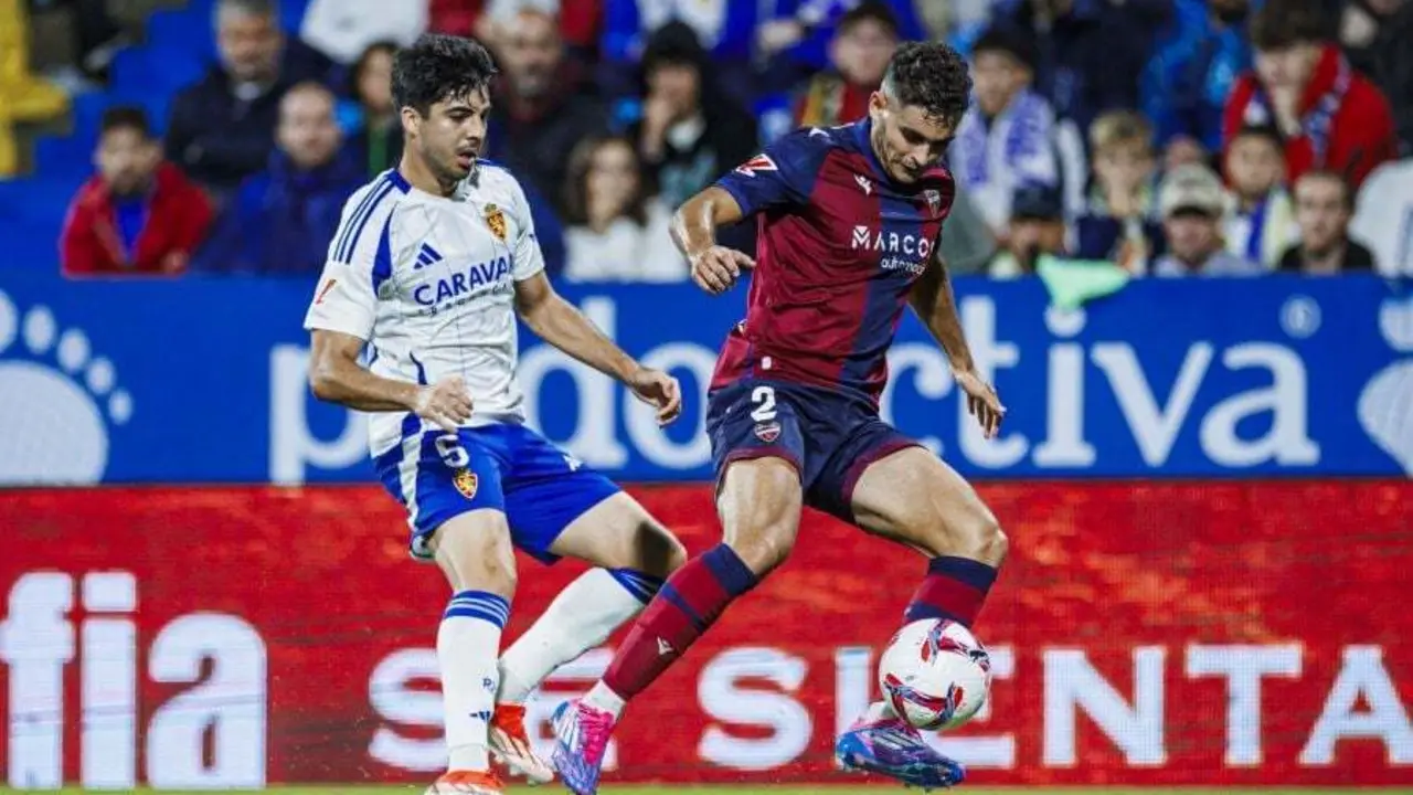 Enrique Clemente pugnando por un bal&oacute;n ante el Levante. Fotograf&iacute;a: LaLiga.