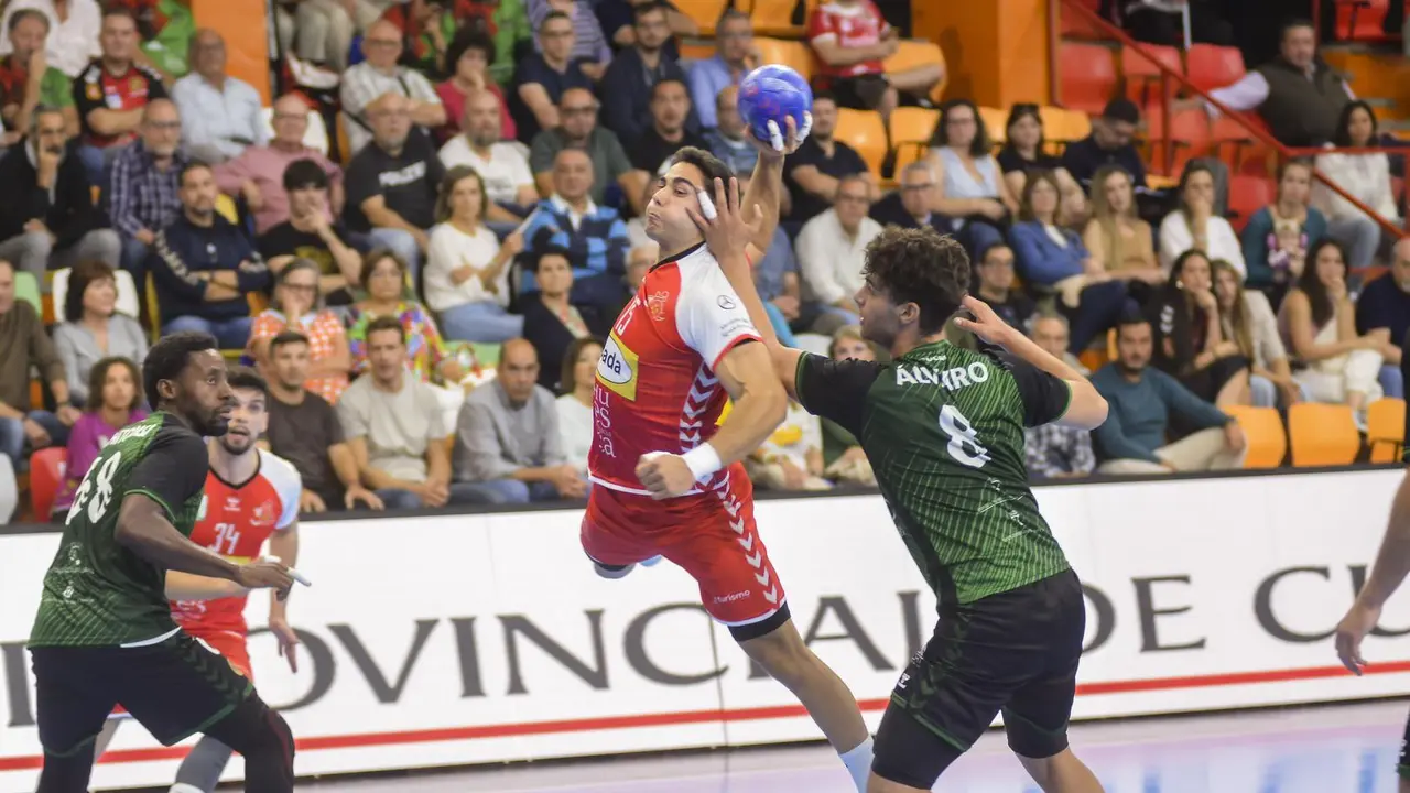 Ignacio Su&aacute;rez lanza a la porter&iacute;a de Cuenca en el segundo partido de esta temporada de la ASOBAL. Foto: Juan Alberto Lillo