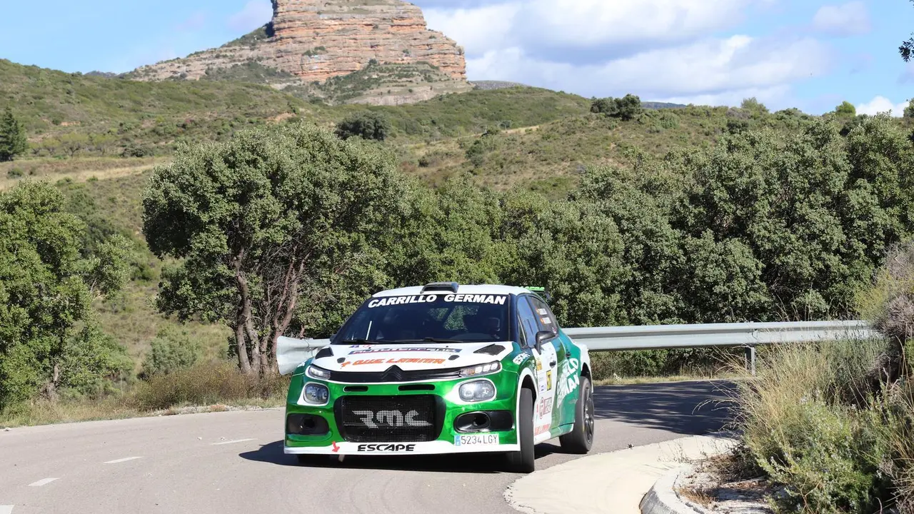 Carrillo y Navarro con su veh&iacute;culo sobre el asfalto del Rally de Nueno. Foto: FADA