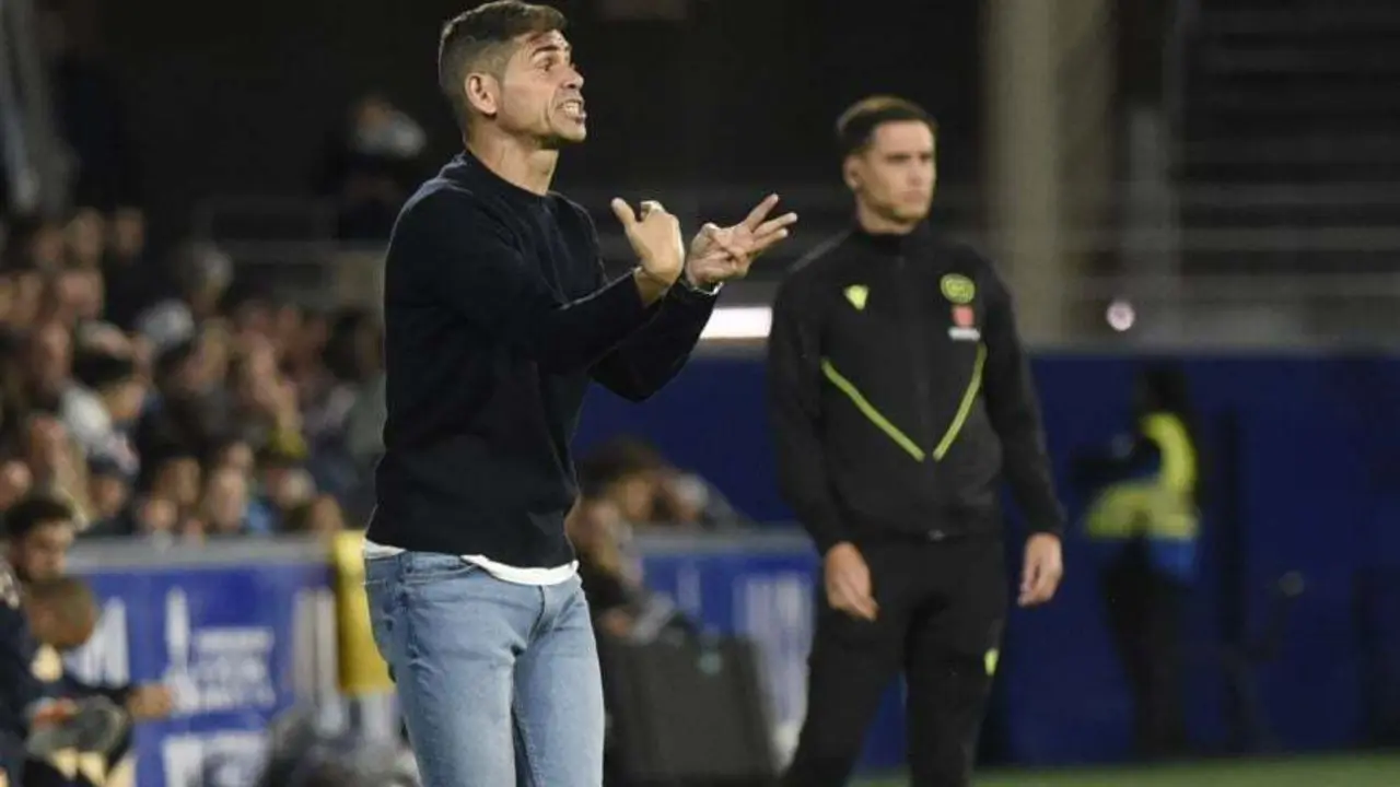 Hidalgo da &oacute;rdenes a sus jugadores en el Huesca C&aacute;diz. Foto: LaLiga