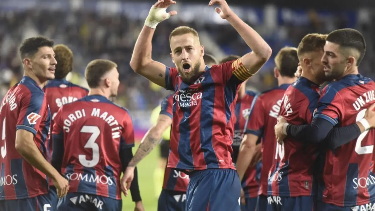 Pulido jalea a la afici&oacute;n en el Huesca C&aacute;diz. Foto: LaLiga