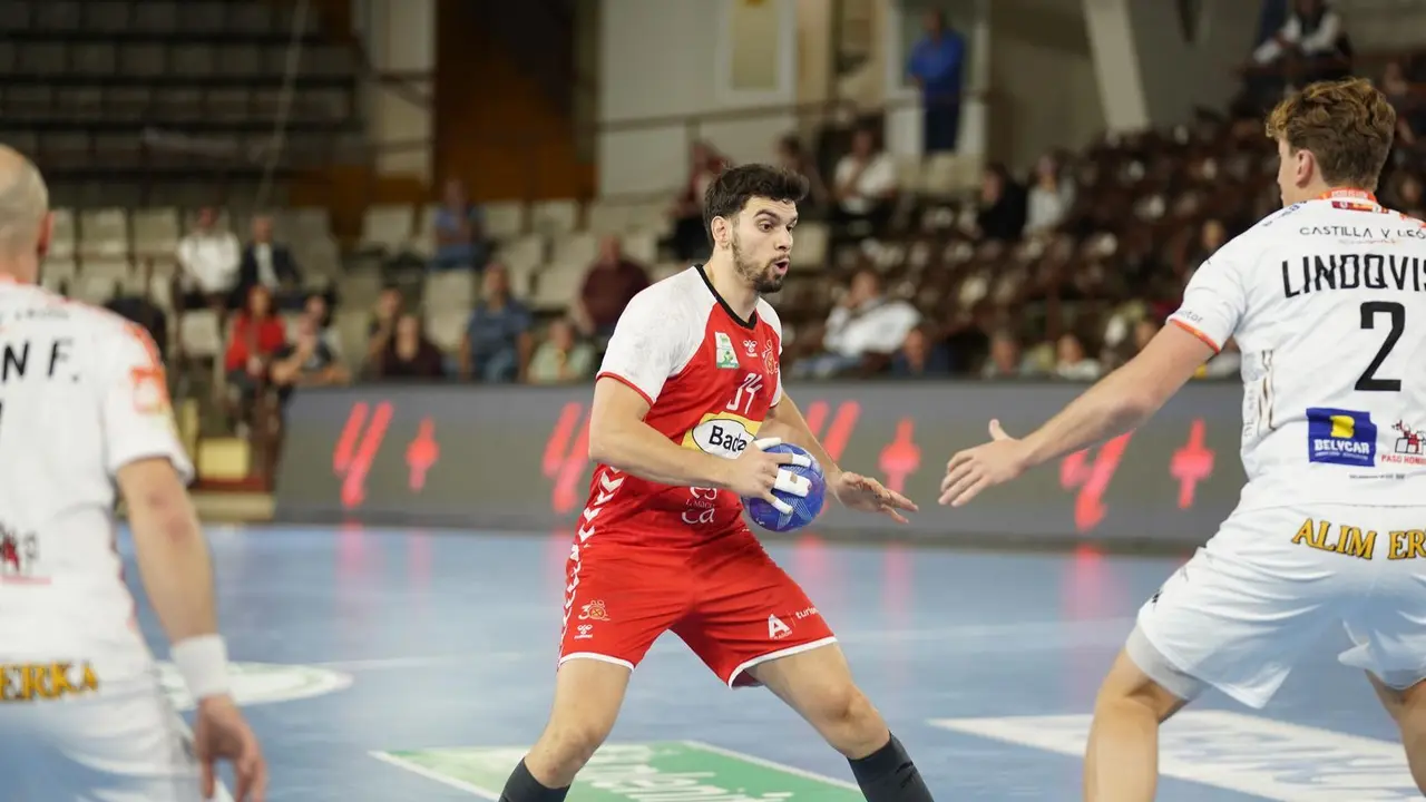 Miguel Malo, en el partido contra Le&oacute;n, analiza qu&eacute; hacer con la redonda. Foto: Adri&aacute;n Carballo Men&eacute;