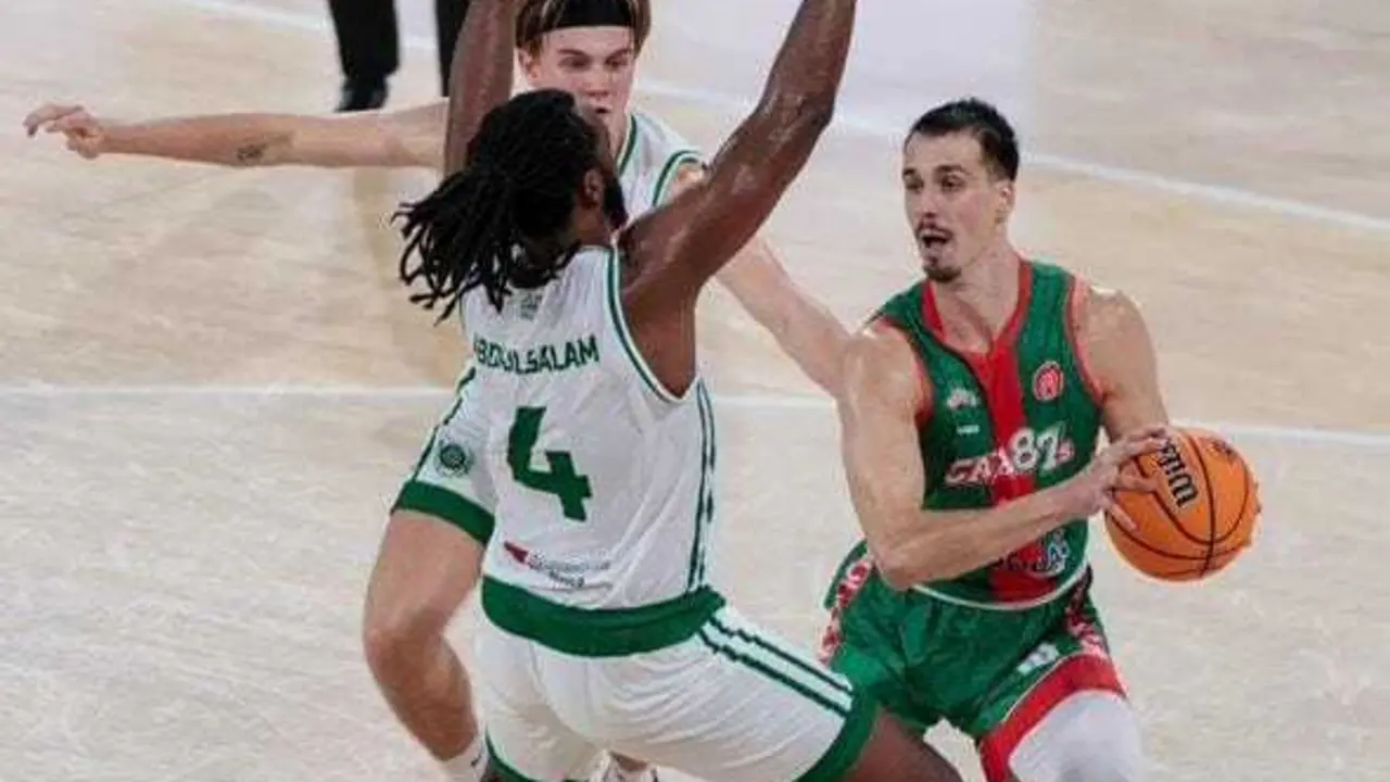 El Pe&ntilde;as cierra la puerta a un jugador del quinteto sevillano en el anterior partido. Foto: Caja 87