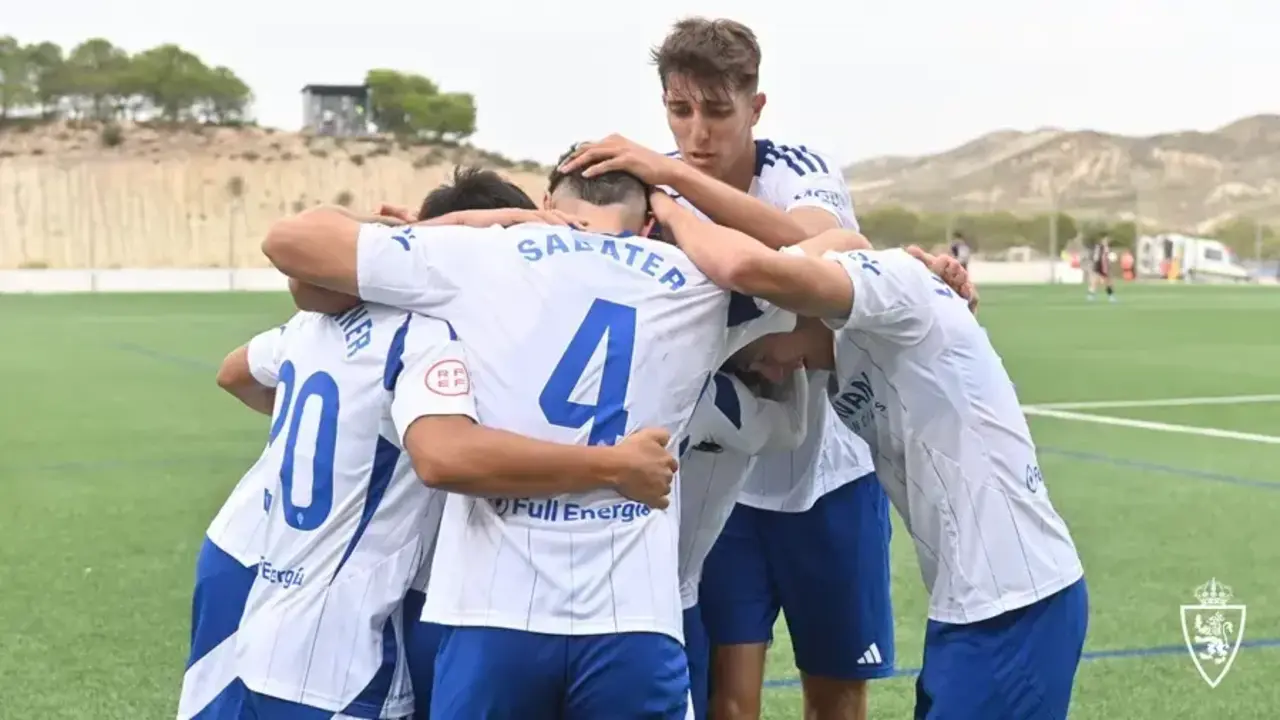 El Deportivo Arag&oacute;n, celebrando el gol de Ma&ntilde;as en el &uacute;ltimo suspiro. Fotograf&iacute;a: Real Zaragoza.
