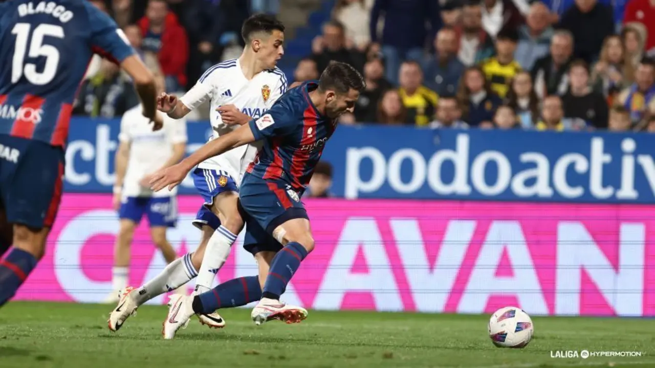 Gerard Valent&iacute;n protegiendo un bal&oacute;n ante Bermejo. Fotograf&iacute;a: LaLiga.