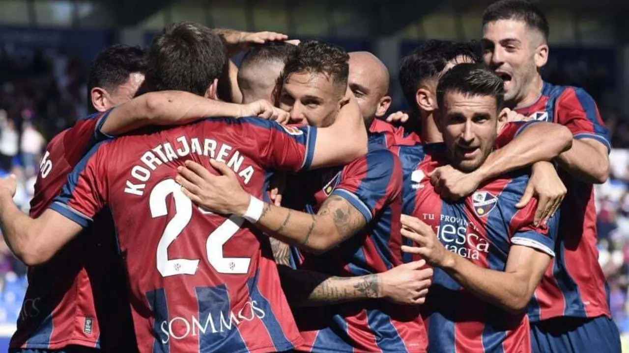 Los jugadores del Huesca celebran el gol firmado por Sielva ante el Albacete