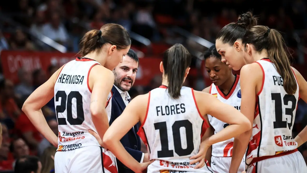 Carlos Cantero, hablando con sus pupilas durante un partido esta temporada. Fotograf&iacute;a: Casademont Zaragoza