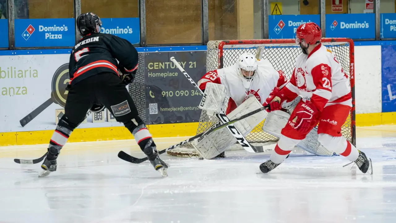 Imagen de archivo de un anterior partido entre el Majadahonda y el CH Jaca. Foto: LNHH/Hockey Hielo Majadahonda