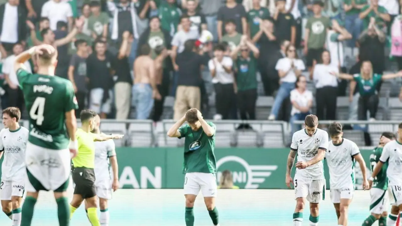 Un jugador del ferrol se desespera ante una ocasi&oacute;n fallida contra el Huesca. Foto: LaLiga