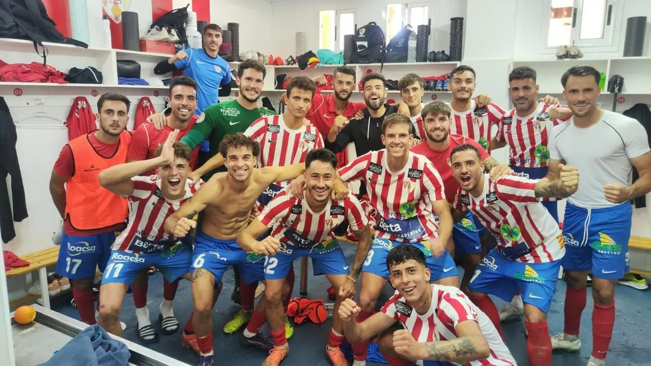 El Barbastro celebrando en el vestuario el triunfo ante el Teruel. Fotograf&iacute;a: UD Barbastro.