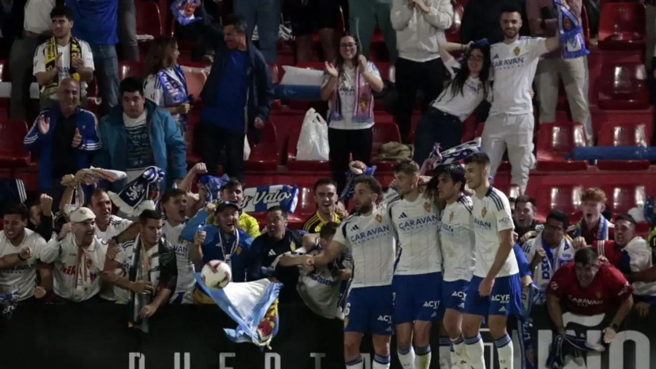 Samed Bazdar celebrando el gol del empate junto a sus compa&ntilde;eros | FOTO LaLiga