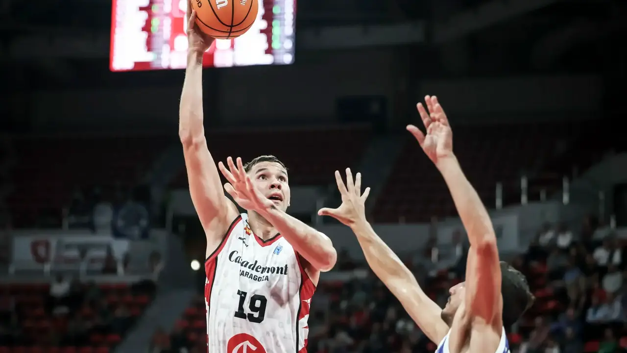Sulejmanovic haciendo un 'gancho' para anotar. Fotograf&iacute;a: FIBA.