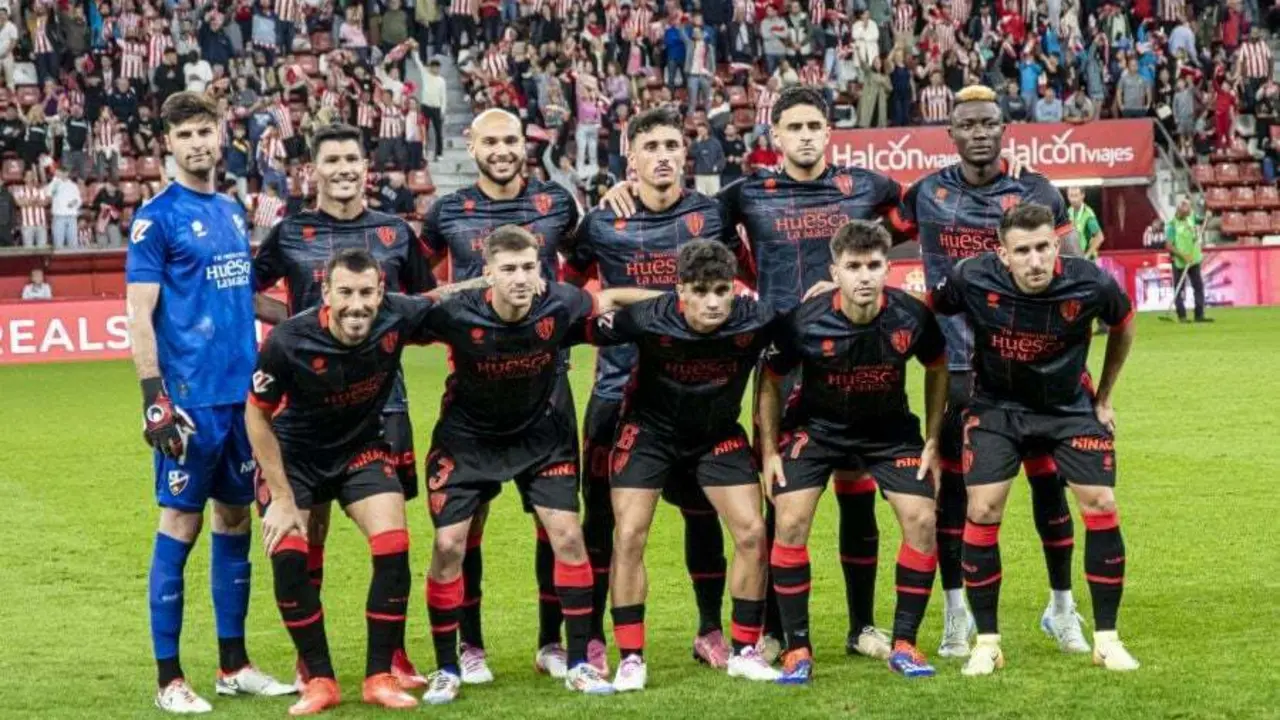 El Huesca rot&oacute; mucho en su visita a al Sporting de Gij&oacute;n. | Foto: LaLiga