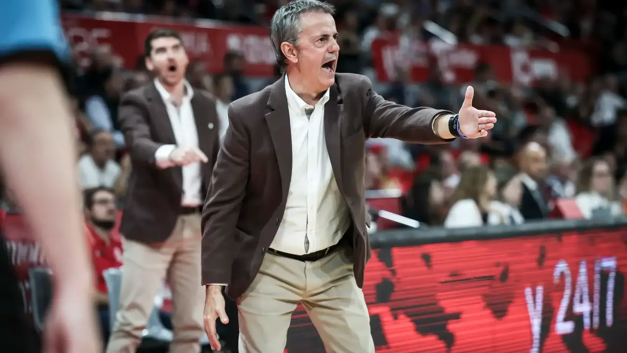 Porfi Fisac, dando indicaciones ante el Anorthosis en la FIBA Europe Cup. Fotograf&iacute;a: FIBA.